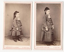 Deux filles soeurs de profil