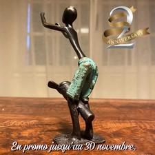 Statuette en bronze, tam-tam africain, à la cire perdue. Milieu XXème.