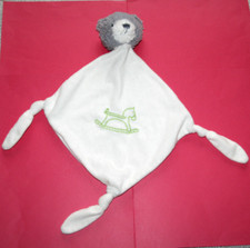 CARRE BLANC DOUDOU OURS GRIS BLANC PLAT BRODE CHEVAL A BASCULE 3 NOEUDS