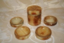 petit pot en albâtre avec