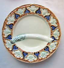 Assiette en barbotine de Wasmuel: Asperges et bordure de couronnes royales