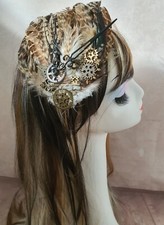 Coiffe cheveux loup steampunk cosplay plume de canard engrenage et aiguille
