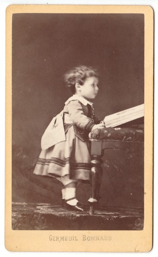 Jeune garcon flou pris - , de