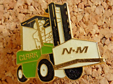 pin's pins badge automobile.  tracteur. CHARIOT ELEVATEUR CLARK N.M