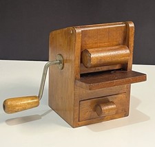 Ancienne Râpe À Fromage Manivelle En Bois Lariana