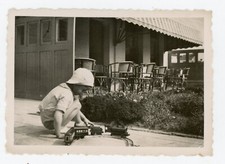 PHOTO Snapshot dans un jardin model train chemin de fer JOUET ancien vintage TOY