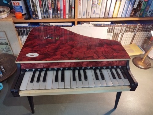 Rare petit piano sur - petit, pied