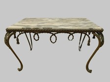 Table basse en fer forgé martelé Plateau en marbre brèche XX siècle