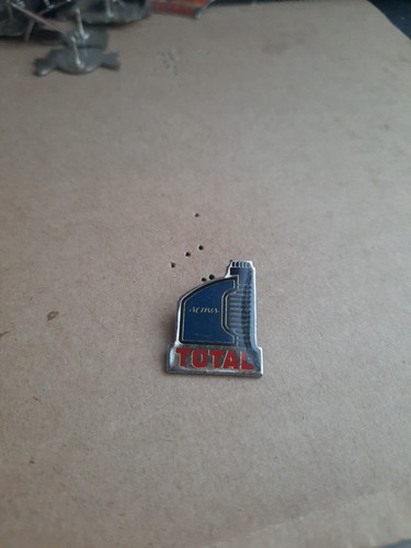 Pin pompiste pompe total - pin's,