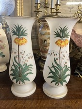 Paire de vases en opaline décor fleurs… H. 31 Cm