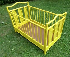 Lit de bébé en rotin années 80 peint en jaune canari