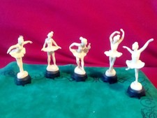 Objets Publicitaire Café Maurice des années 60, 5 Danseuses de Ballet H 13-14 Cm