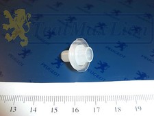 Agrafe plastique fixation Enjoliveur Bas de Caisse Peugeot 504 coupé/cabriolet