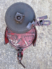 Ancienne meule avec manivelle d'atelier avec porte outil