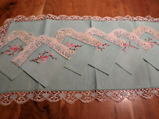 Ancien chemin de table avec