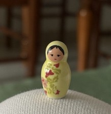 FEVE  POUPEE RUSSE  JAUNE