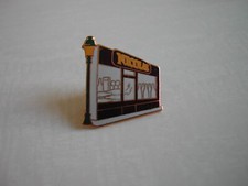 Pin's vitrine magasin vin