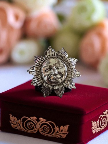 Broche soleil vintage signée