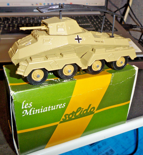 Véhicule blindé miniature - , "