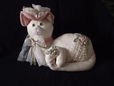 PELUCHE - CHAT COUCHE BRODE