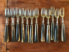 12 fourchettes à dessert anciennes manche bakélite imitation corne  vintage