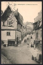CPA Besançon, La Rue de Chartres animée avec passants et boulangerie 