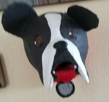 TETE DE CHIEN BOULEDOG PAPIER MACHE ET CROCHET NOIR ET BLANC ET ROUGE