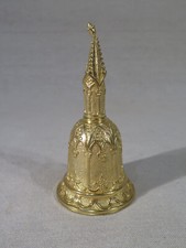 ANCIENNE JOLIE PETITE CLOCHETTE CEREMONIE BRONZE DORE CISELE FLECHE CATHEDRALE