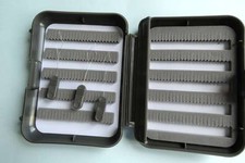 BOITE 200 MOUCHES SLIT double face 125x95x28 100g fly box threader pass fil