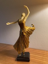 sculpture en résine  signée  O.Tupton danseuse ballerine costume flocon de neige