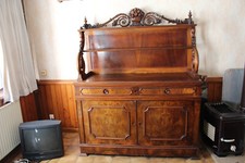 buffet ancien placage noyer, volutes bois massif. Hauteur 187 cm, largeur 150 cm