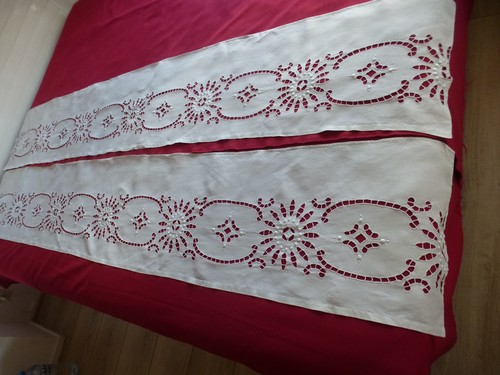Deux longues bandes - longues, brodees