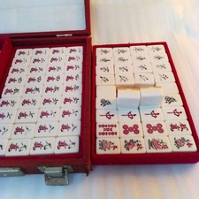Carreaux de mahjong en rouge