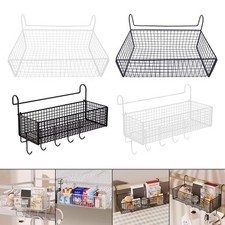 Panier de rangement suspendu à côté de l'étagère, structure robuste,