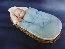 PETIT POUPON ARMAND MARSEILLE TETE BISCUIT ACCIDENTEE DANS SON PANIER/BERCEAU