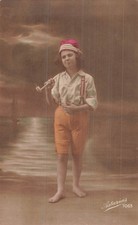 CP GARCON BONNET PIEDS NUS