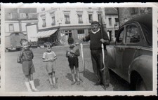 PONT DE L'ARCHE (27) PECHEUR & PEUGEOT 203 à HOTEL DU FAISAN DORE ,photo amateur