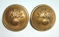 LOT DE 2 BOUTONS DORES