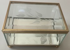 Boite coffret bijoux en verre biseauté ciselé et laiton en bon état. Fond miroir