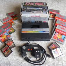 Boites abimées : Atari 7800 + jeu CENTIPEDE + MS PAC-MAN + REALSPORTS câbles lot