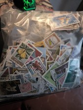 Un lot de 3000 timbres du