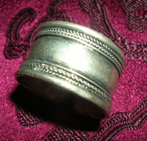 Très beau large bague - très,