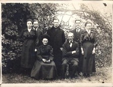 snapshot photo de groupe debout et assis habits du dimanche famille mode vintage