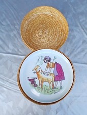 6 assiettes à fromage dans leur écrin en osier, marque L'Hirondelle Vintage