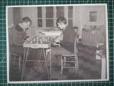 DD090 PHOTO TBE circa 1970 24x18 cm joueurs de babyfoot assis sur des chaises