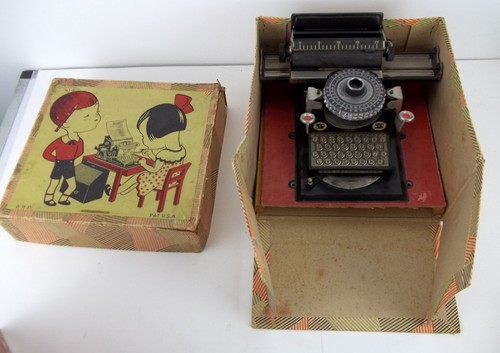 Rare petite machine à - -,