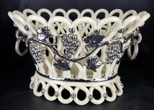 DE LANGEAIS jardinière corbeille en faïence  forme ovale , anses anneaux mobile