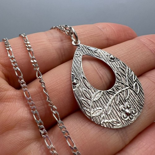 Collier pendentif larme