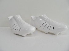 DEUX CHAUSSURES DE SPORT FOOT/RUGBY VINTAGE EN PORCELAINE DECO DESIGN'