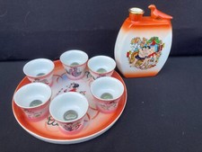 SERVICE  À SAKÉ EN CÉRAMIQUE JAPONAISE PLATEAU ET 6  VERRES DÉCOR ÉROTIQUE